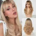 Peluca de cabello rubio degradado con raíces oscuras, melena media en capas para un look elegante y moderno.