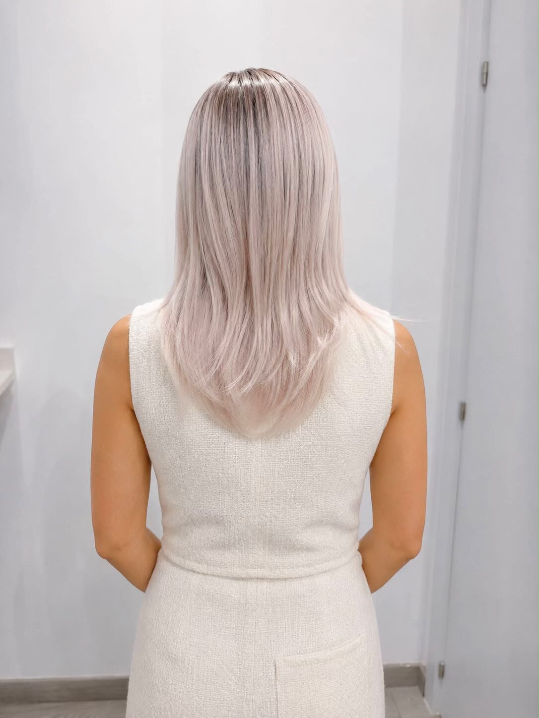 Peluca Rubia Platino Lisa con Raíz Oscura
